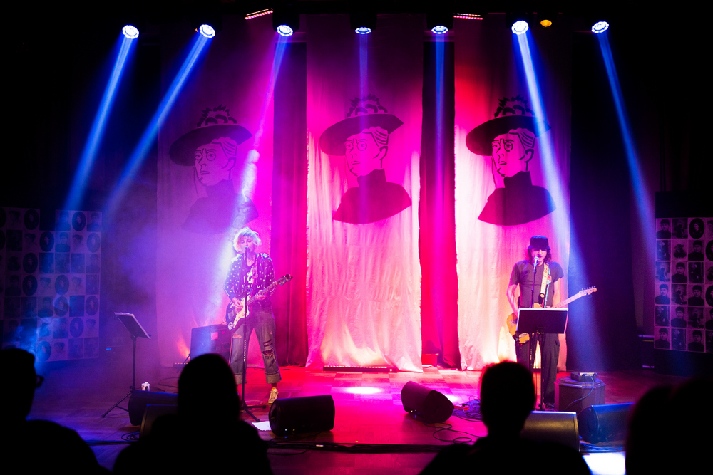 fotografia z koncertu Pau i Bajzel na estradzie w oświetleniu reflektorów