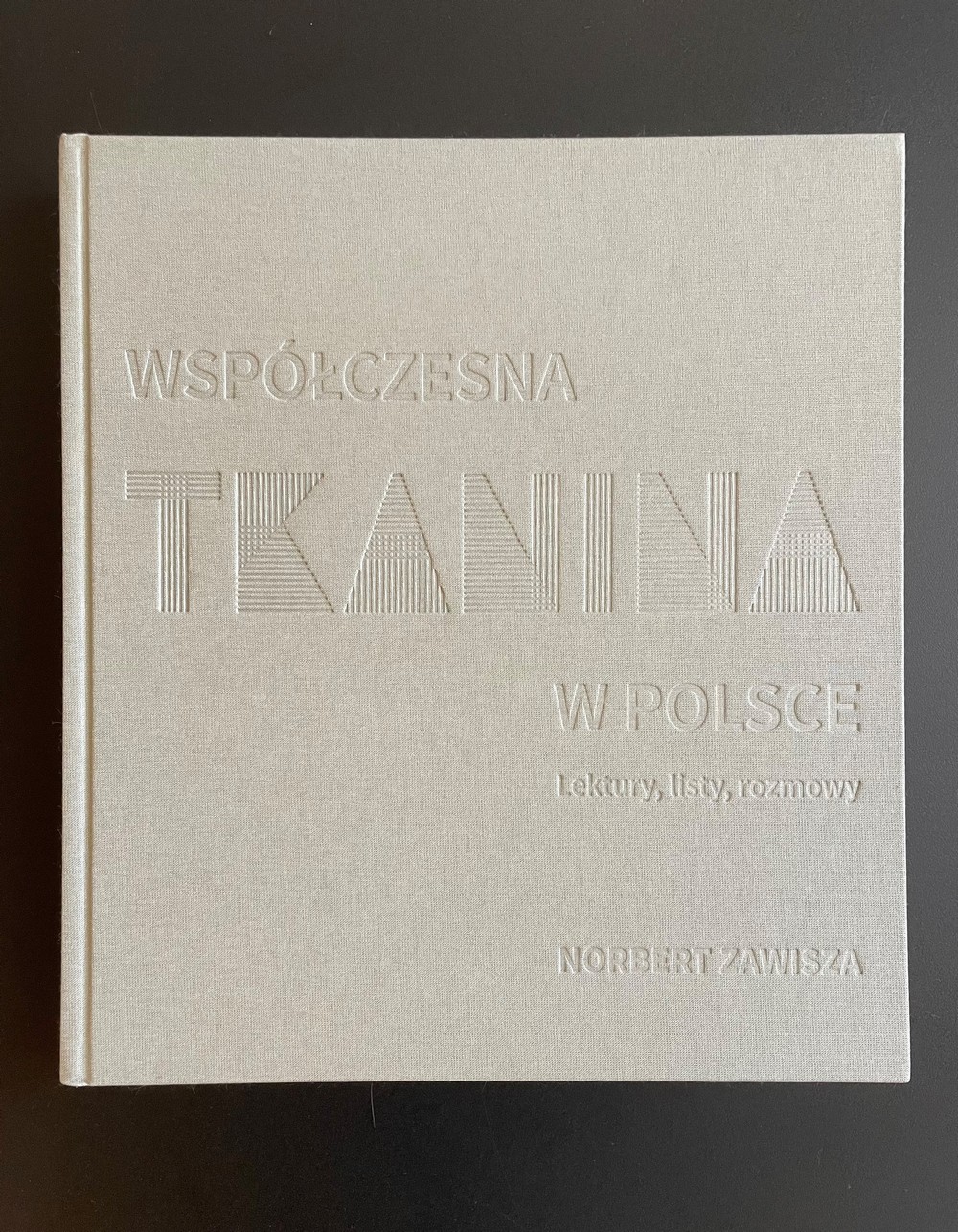 okładka książki - Norbert Zawisza „Współczesna tkanina w Polsce. Lektury, listy, rozmowy”