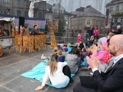 Teatr dla dzieci i dorosłych, na zdjeciu aktorzy i publiczność