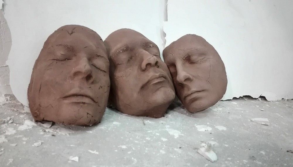 trzy maski z realistycznym wizerunkiem ludzkiej twarzy