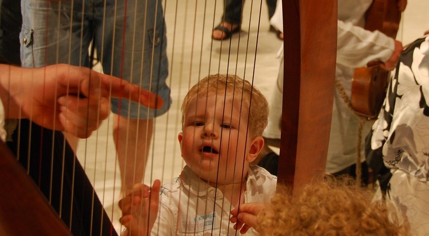 mały chłopiec przy harfie