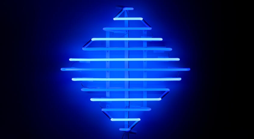 niebieski romb utworzony ze świecących neonowych rurek
