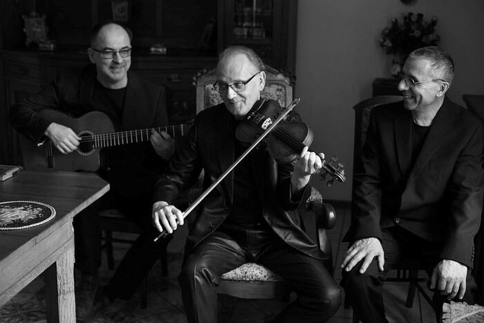 trzech muzyków zdjęcie czarno białe