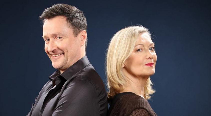 fotografia: Halina Rowicka i Jacek Kawalec stoją i opierają się o siebie plecami
