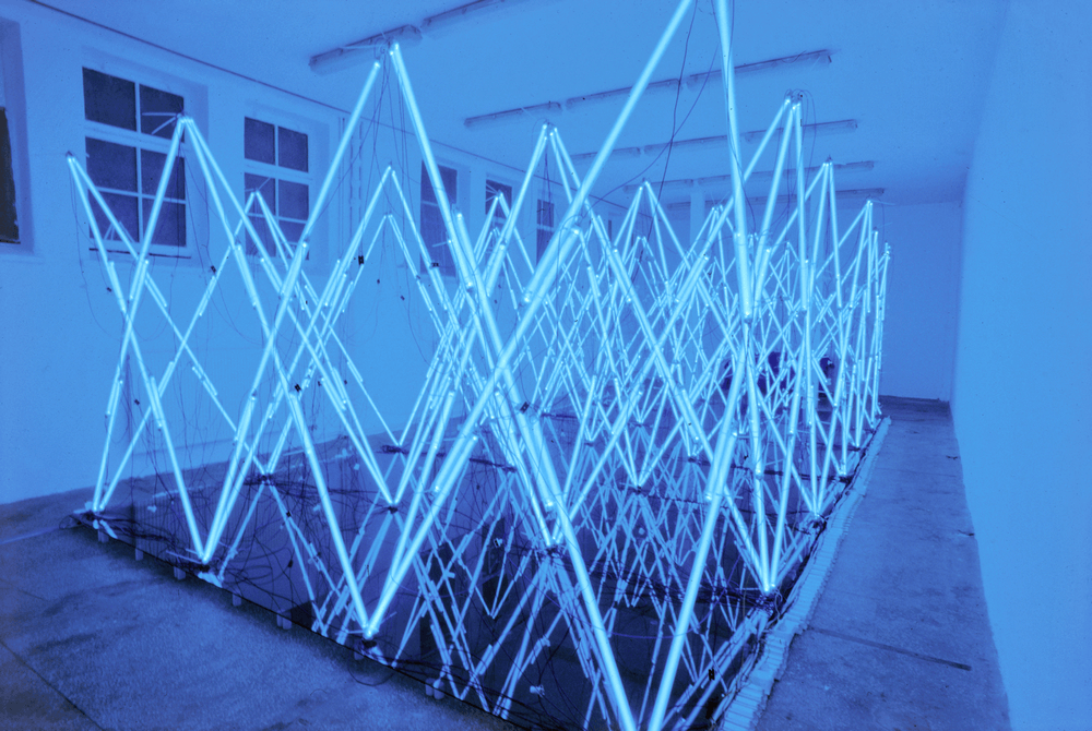 przestrzenna konstrukcja ze świetlówek w niebieskiej poświacie