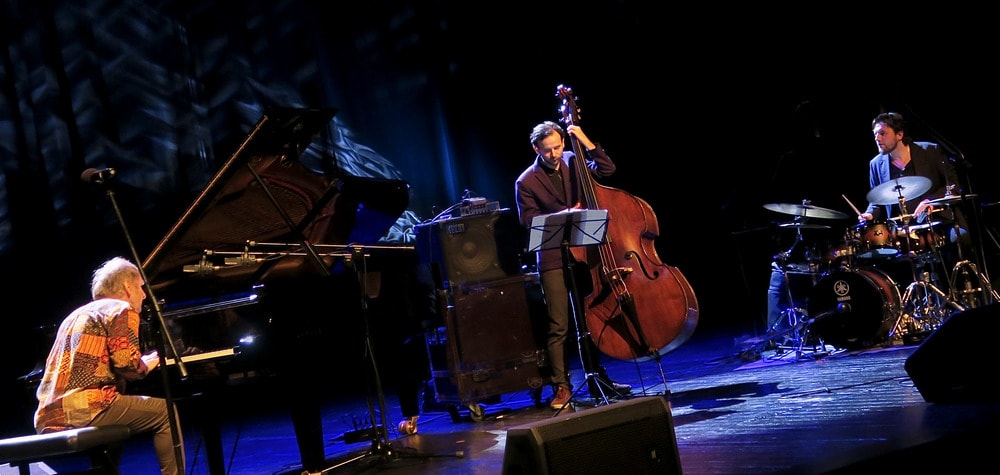 trzech muzyków na scenie pianista, perkusista i basista - trio artura dutkiewicza