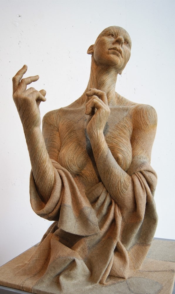fotografia: rzeźba kobiety z uniesionymi rękoma
