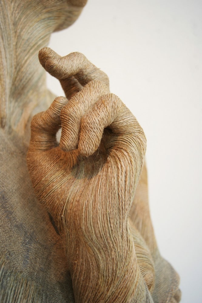 fotografia: fragment rzeźby kobiety - uniesiona dłoń
