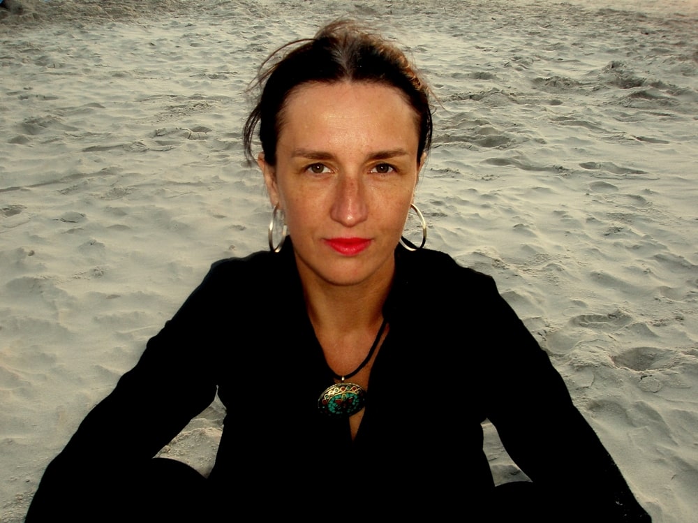 fotografia Anna Godowska, portret na tle piasku na plaży