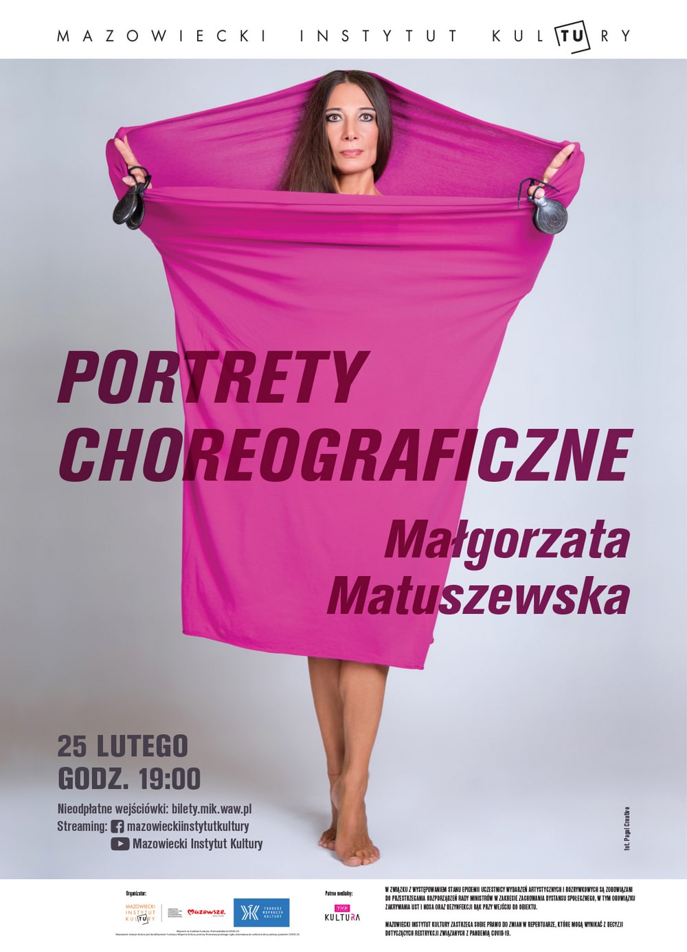 Plakat: na zdjęciu Małgorzata Matuszewska, stoi owinięta w fioletową tkaninę