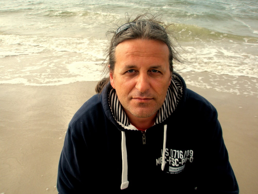 fotografia: portret Sławomira Krawczyńskiego na tle morskiego brzegu