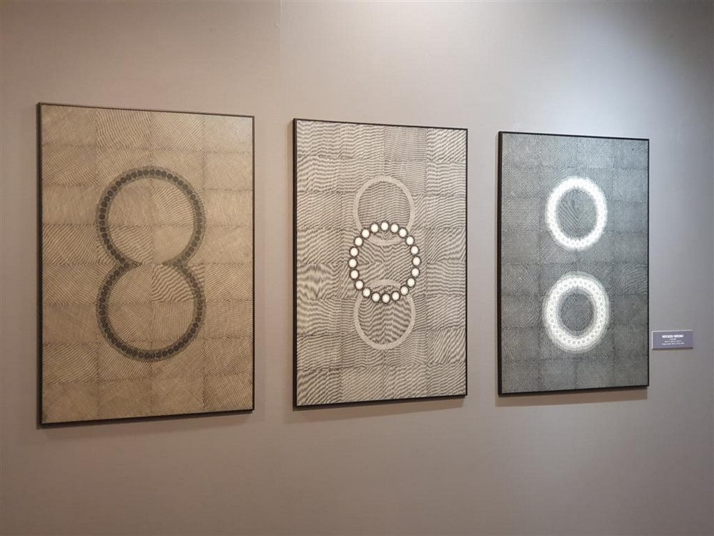 fotografia: trzy prace wiszące na ścianie galerii