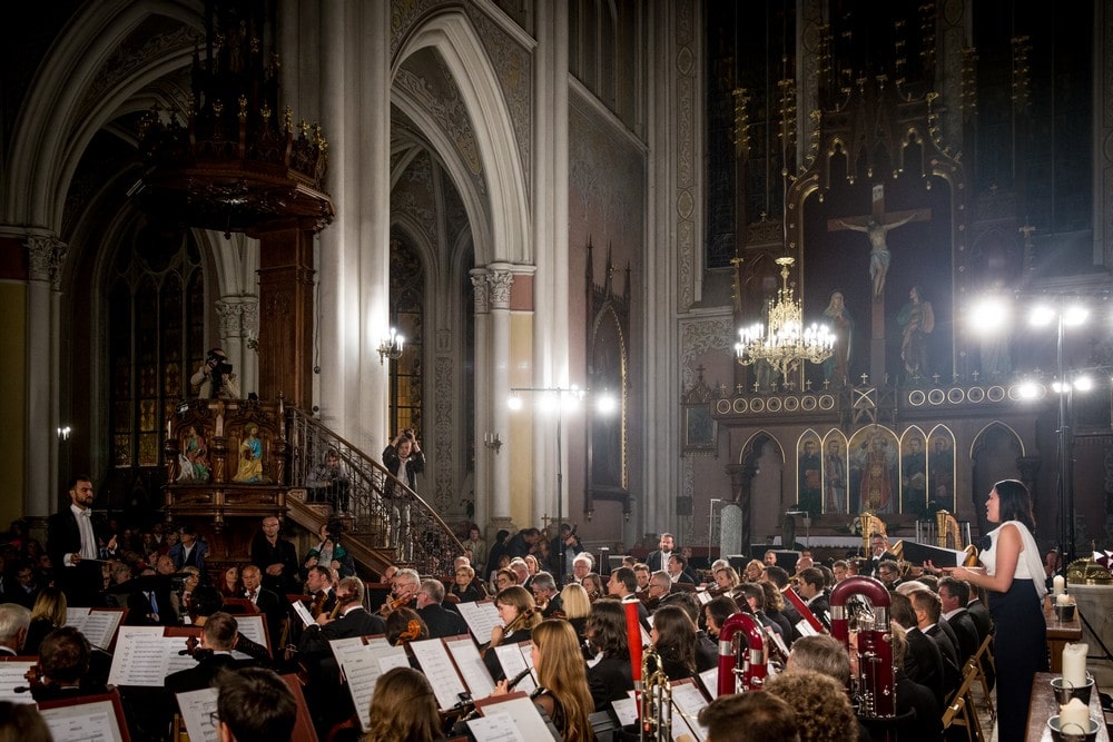 orkiestra symfoniczna we wnętrzu katedry w radomiu