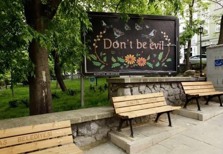 fotografia bilbord z napisem dont be evil. autor pracy Monika Drożynska, wystawa Galeria Foksal 