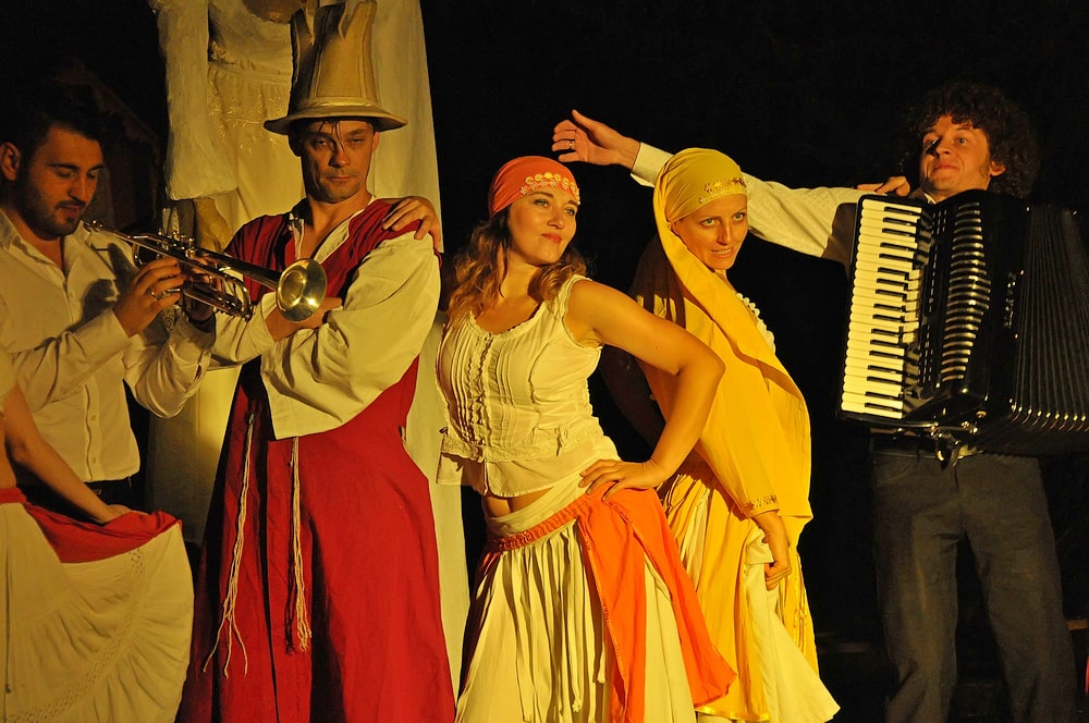 fotografia ze spektaklu: trzech mężczyzn i dwie kobiety w kostiumach scenicznych