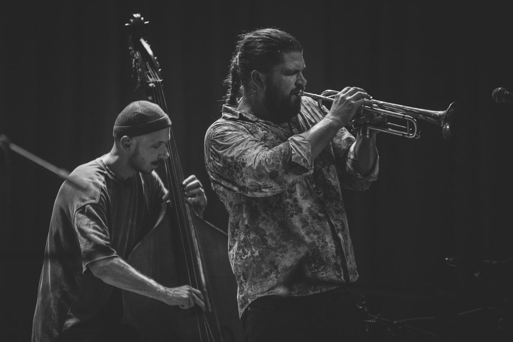Piotr Damasiewicz gra na trąbce podczas koncertu Piotr Damasiewicz Into The Roots w MIKu. Wydarzenie odbyło się w ramach projektu Space of Jazz.