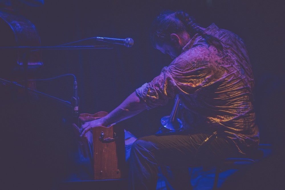 skupiony Piotr Damasiewicz gra na harmonium. Wydarzenie odbyło się w ramach projektu Space of Jazz.