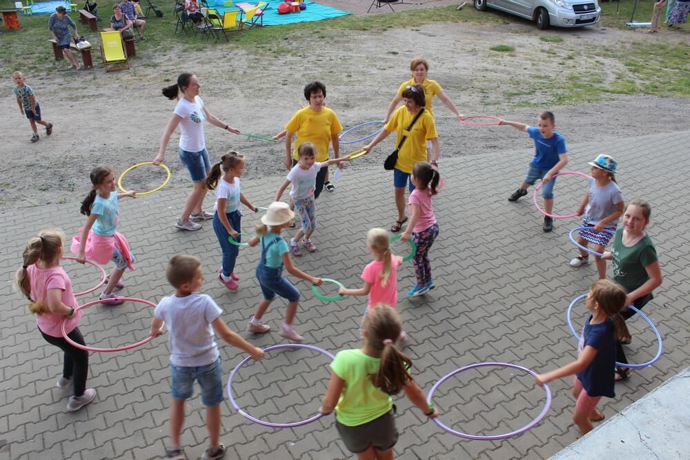 fotografia: grupa dzieci bawiących się w kręgu. Karawana Wędrujący Festiwal Sztuki i Animacji