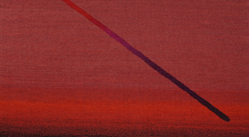 grafika: abstrakcja, na ciemnoczerwonym ukośna ciemna kreska z lewego górnego rogu ku prawemu dolnemu