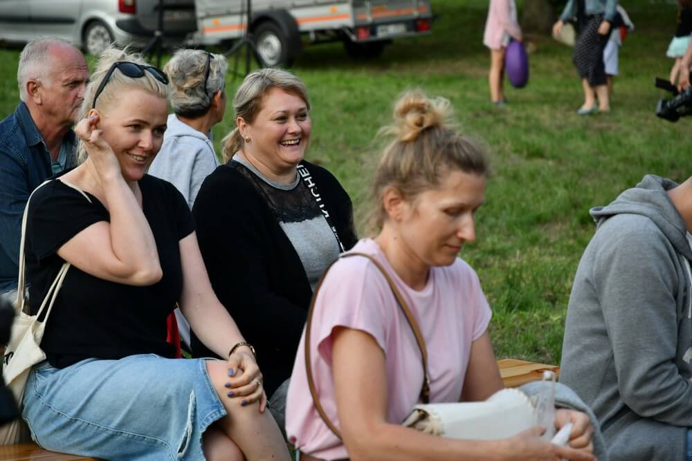 fotografia: grupa osób z publiczności, śmieją się