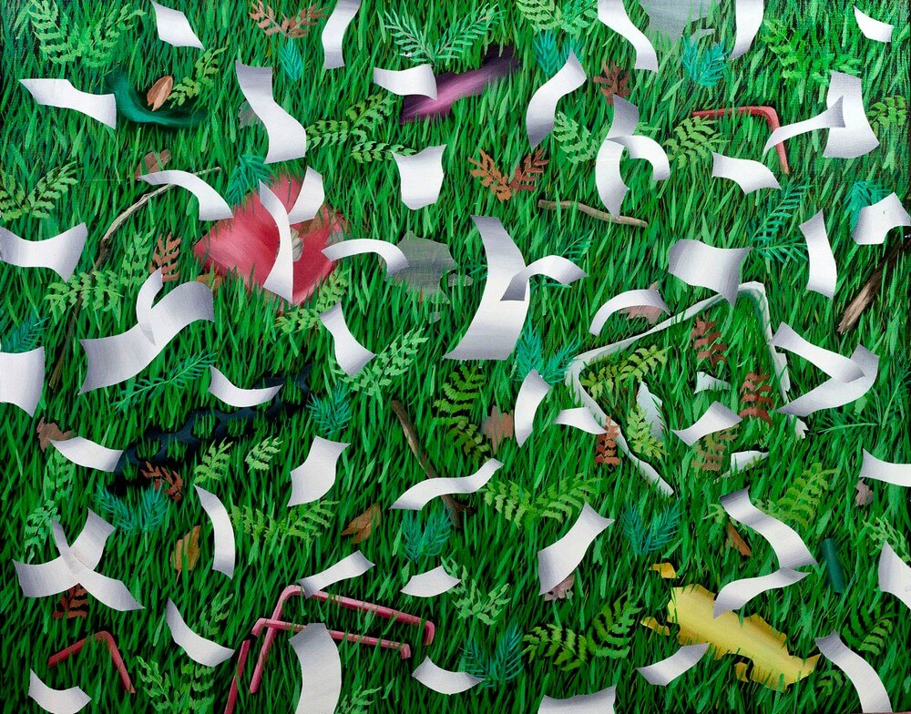 Zdjęcie przedstawia prostokątny obraz z przewagą zieleni. Trawnik a na nim rozrzucone abstrakcyjne formy. Głównie białe, przypominające pocięte kawałki papieru.