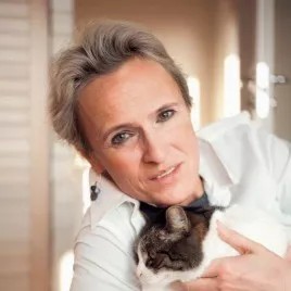 fotografia: Beata Stasińska, zbliżenie na twarz, kobieta trzyma w rękach kota