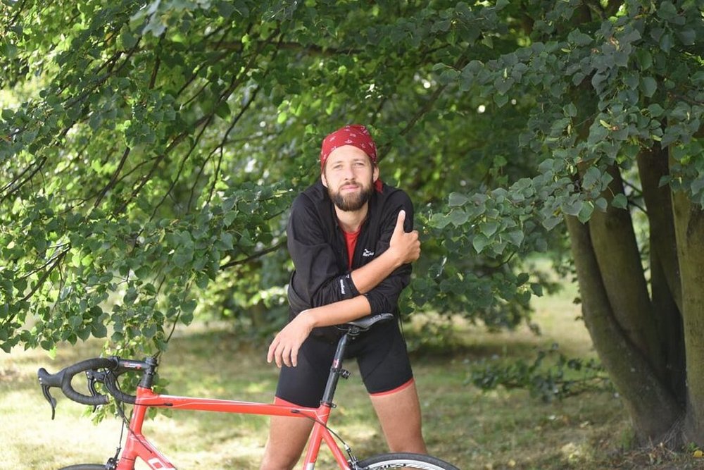 fotografia: jakub kornhauser stoi oparty o rower