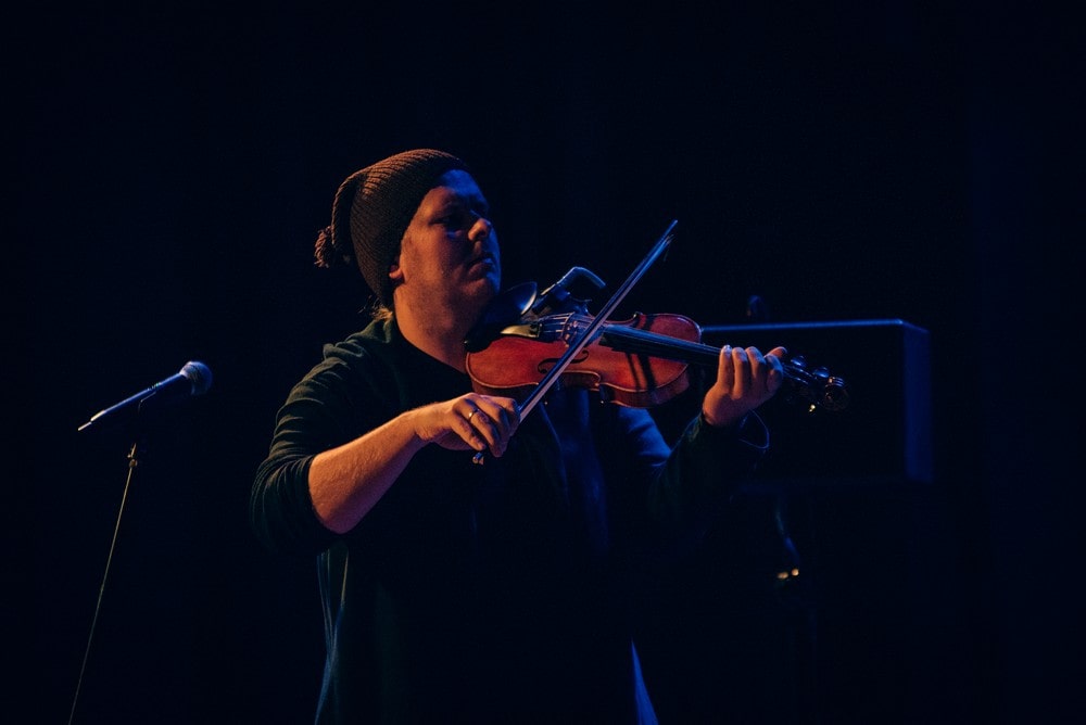 fotografia: skrzypek gra na instrumencie