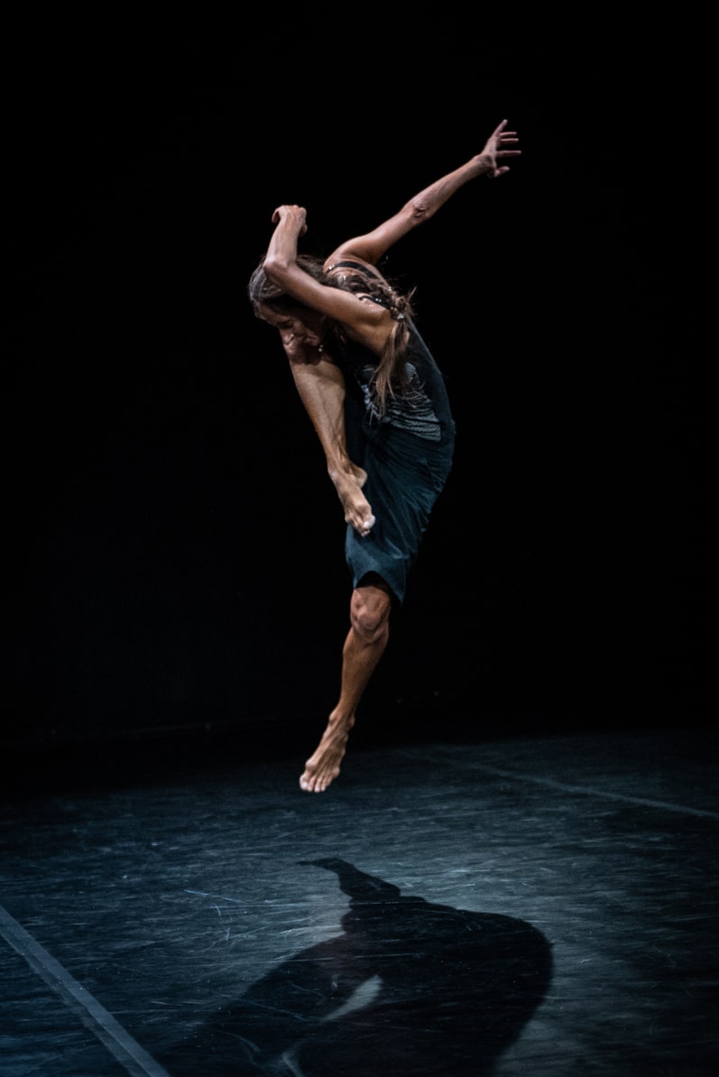 fotografia: tancerka w wyskoku nad podłogą, unosi ręce