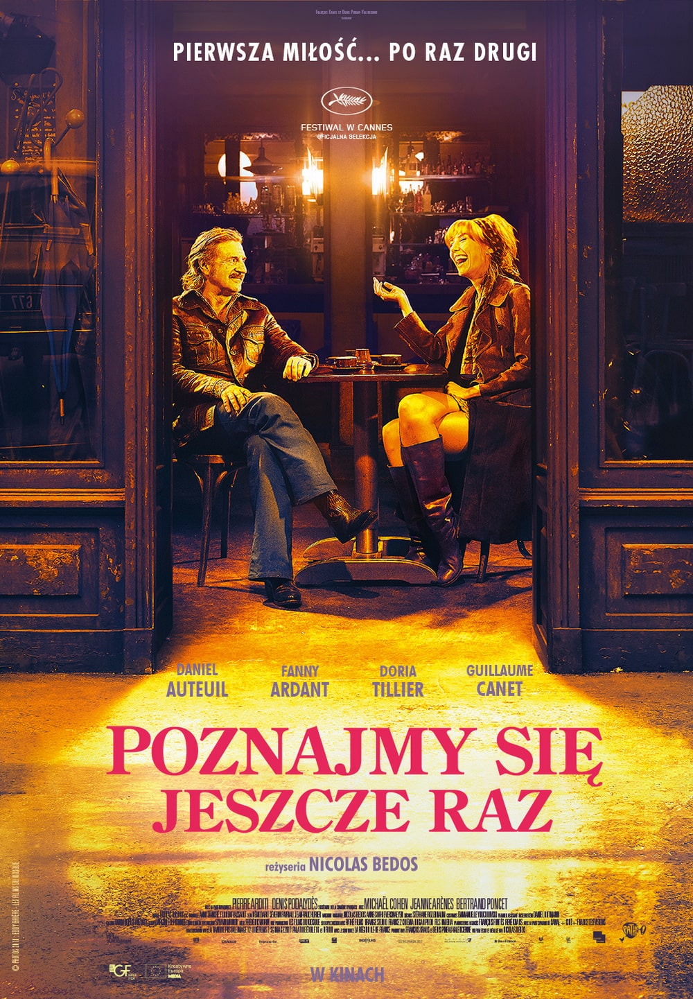 plakat filmu: kobieta i mężczyzna siedzą przy stoliku w kawiarni