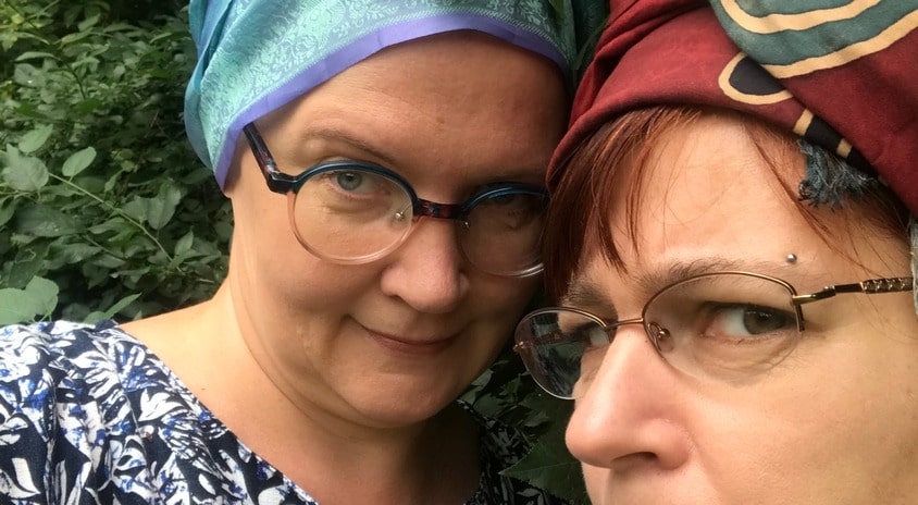 fragment fotografii: fotografia: twarze dwóch kobiet w zbliżeniu, na głowach mają kolorowe chusty