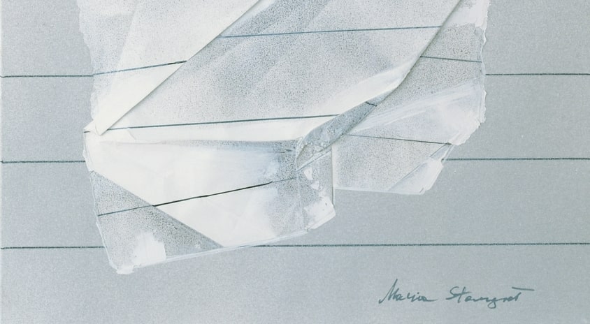 fragment reprodukcji: obraz w tonacji szarości, przedstawia zgniecioną kartkę w linie