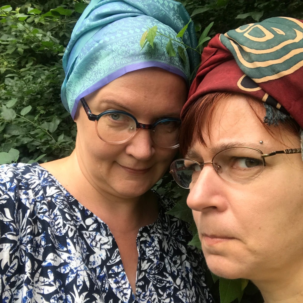 fotografia: twarze dwóch kobiet w zbliżeniu, na głowach mają kolorowe chusty