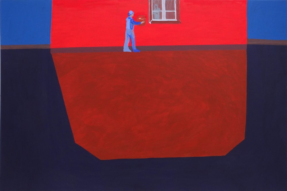 reprodukcja: obraz przedstawiający czerwoną ścianę domu, okno i postać ludzką niosącą przed sobą torbę