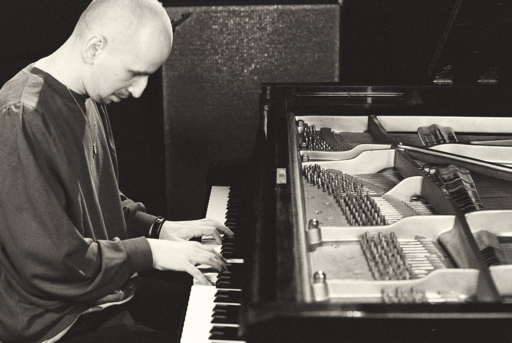 zdjęcie czarno białe: marek pędziwiatr gra na fortepianie