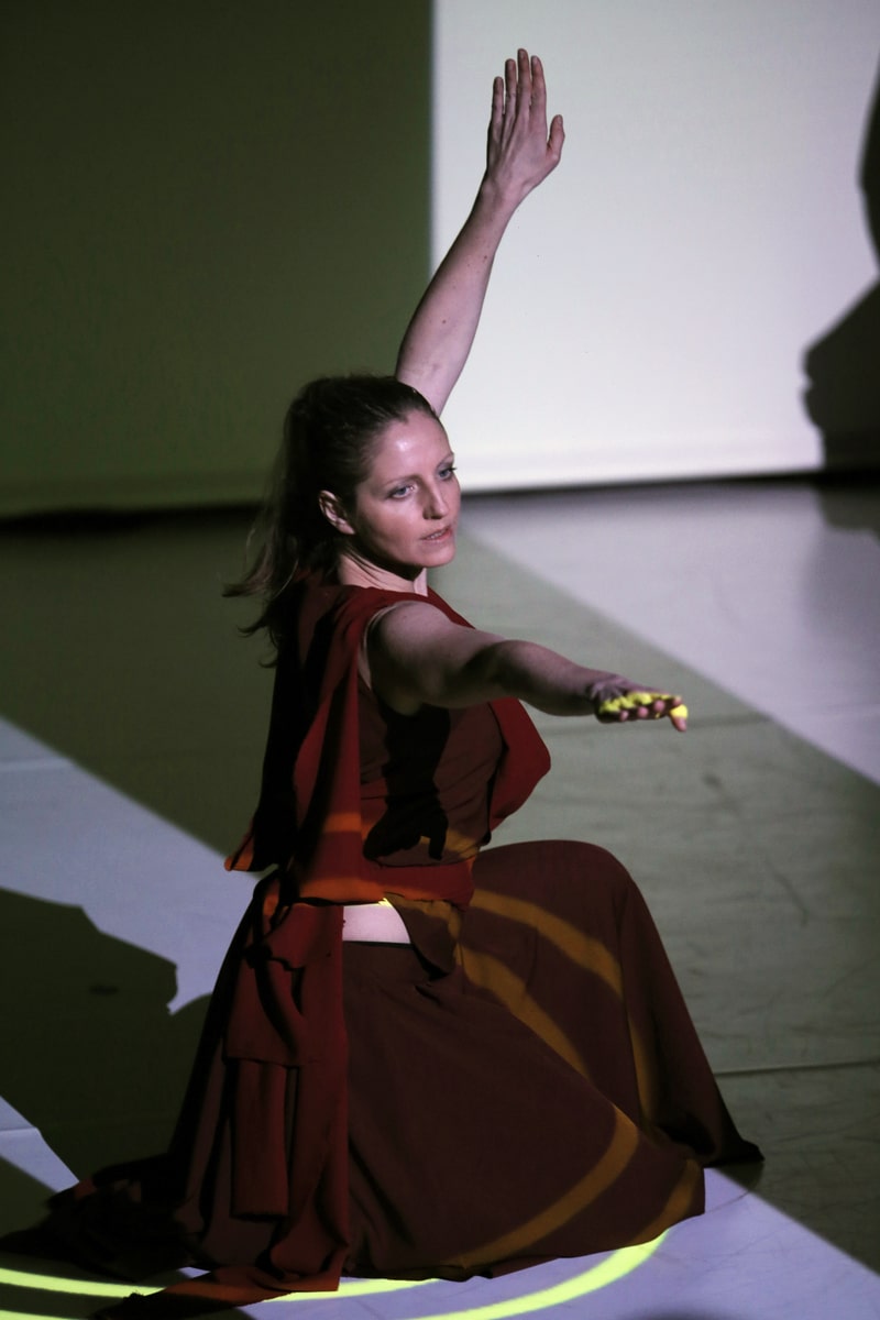 fotografia: tancerka katarzyna stefanowicz w tańcu na scenie w czerwonym kostiumie