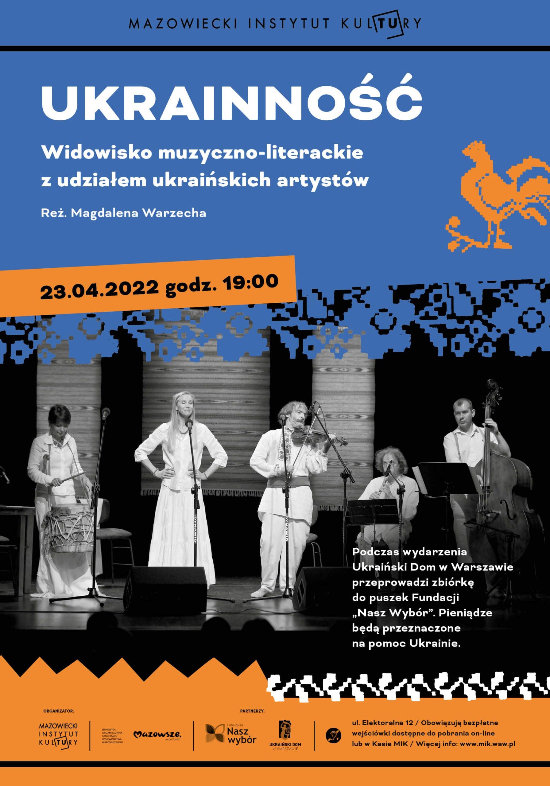 fotografia czarno biała: pięcioro muzyków i wokalistów na scenie, z instrumentami, ubrani w stroje w stylistyce ludowej
