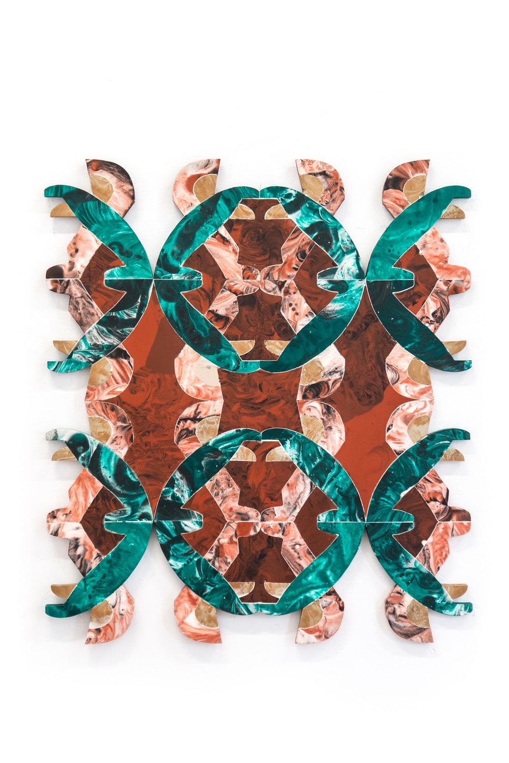 reprodukcja pracy - intarsja polimerowa przedstawiająca abstrakcyjną formę w kolorystyce brązu i zieleni