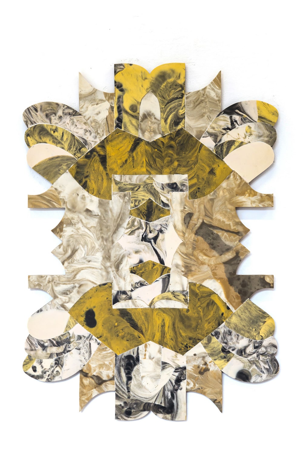 reprodukcja pracy - intarsja polimerowa przedstawiająca abstrakcyjną formę w kolorystyce brązowej