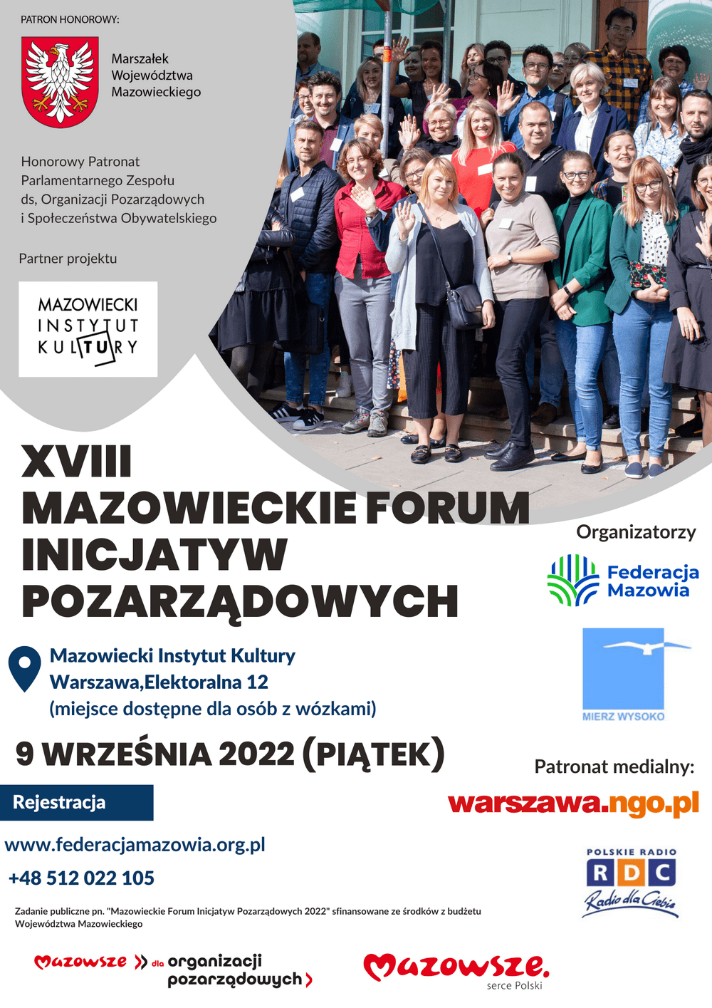 plakat: fotografia grupy ludzi patrzących się w obiektyw, napisy i logotypy