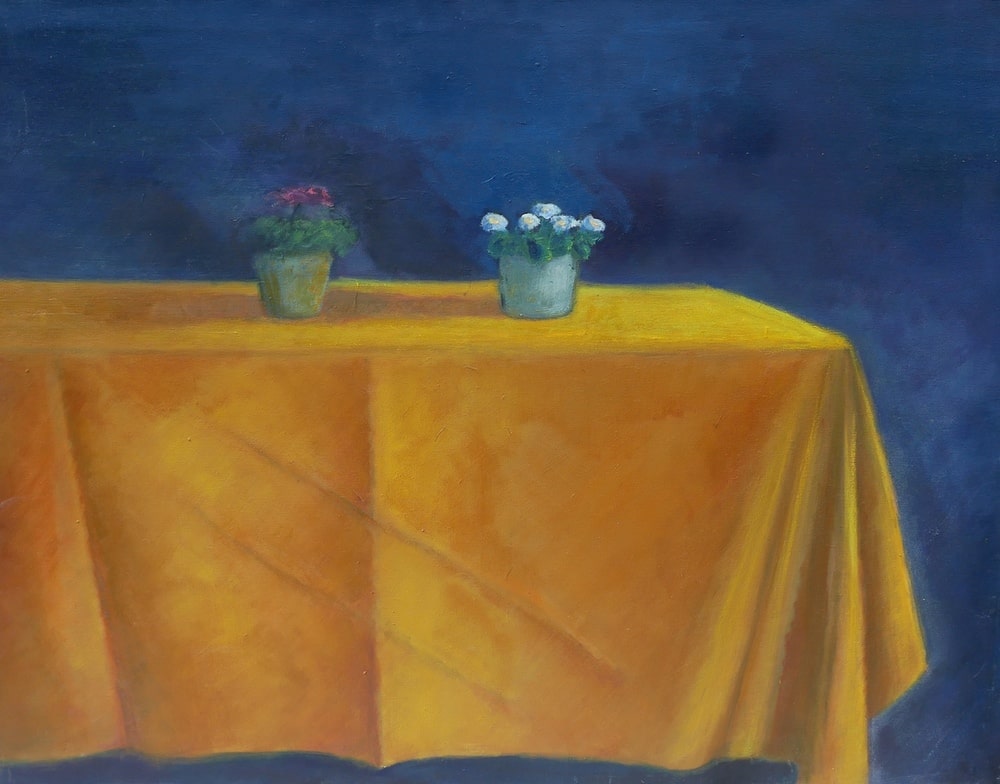 reprodukcja obrazu: stół przykryty żółtym obrusem, na stole dwie doniczki z kwitnącymi kwiatami