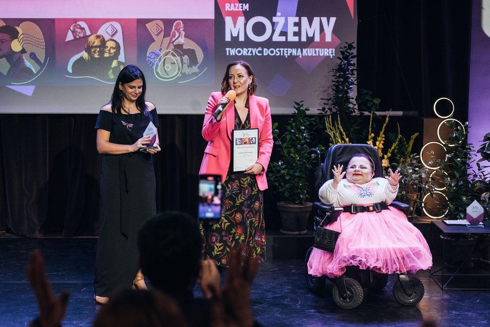 fotografia: na scenie stoją Magdalena Ptak, Magdalena Ulejczyk, Bogumiła Siedlecka-Goślicka