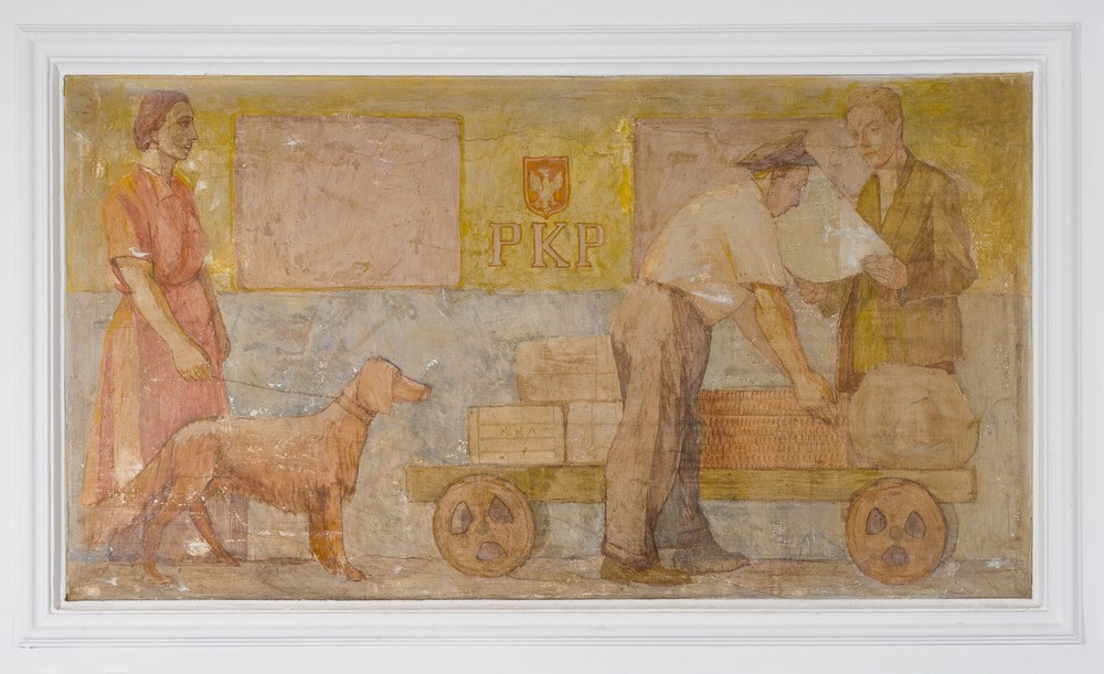 malunek ścienny przed renowacją przedstawiający pracowników kolei przy ekspedycji paczek