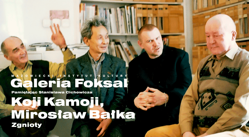 fotografia od siedzą od lewej Wiesław Borowski, Koji Kamoji, Mirosław Bałka, Stanisław Cichowicz