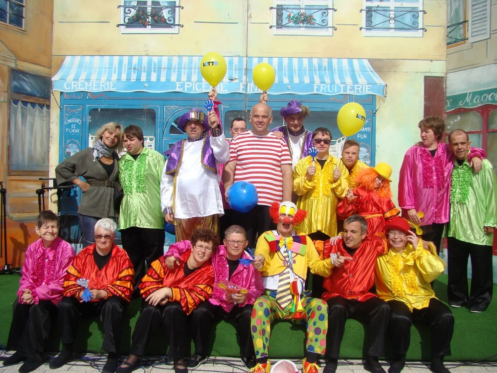 fotografia kilkunastoosobowa grupa członków balonika w kolorowych strojach scenicznych