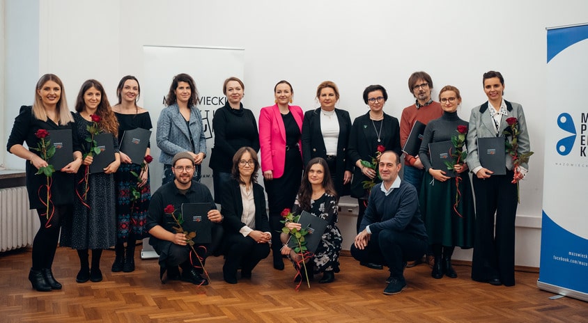 fotografia - zdjęcie grupowe 15 osób stojących obok siebie w dwóch rzędach, laureatów nagrody mpek i jurorów konkursu