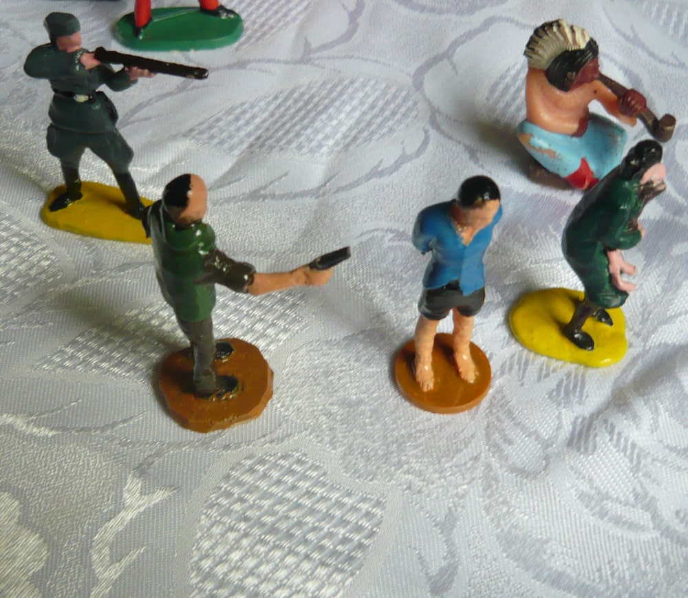 fotografia - plastikowe figurki przypominające zabawkowe postaci żołnierzyków