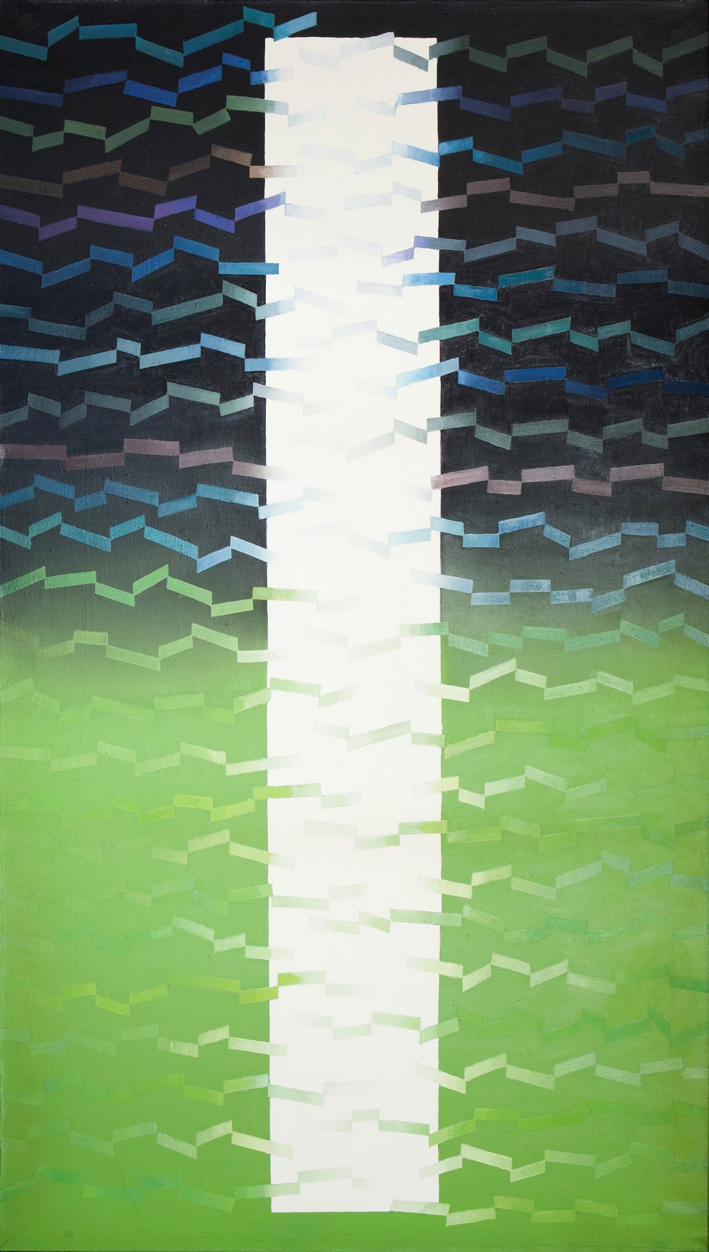 obraz abstrakcyjny - trzy pionowe pasy. środkowy biały, prawy i lewy na dole zielone, u góry ciemnoszare. na całości obrazu kolorowe kreski