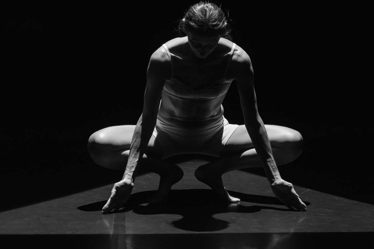 na czarnobiałym zdjęciu widoczna jest choreografka Iwona Olszowska w trakcie tańca