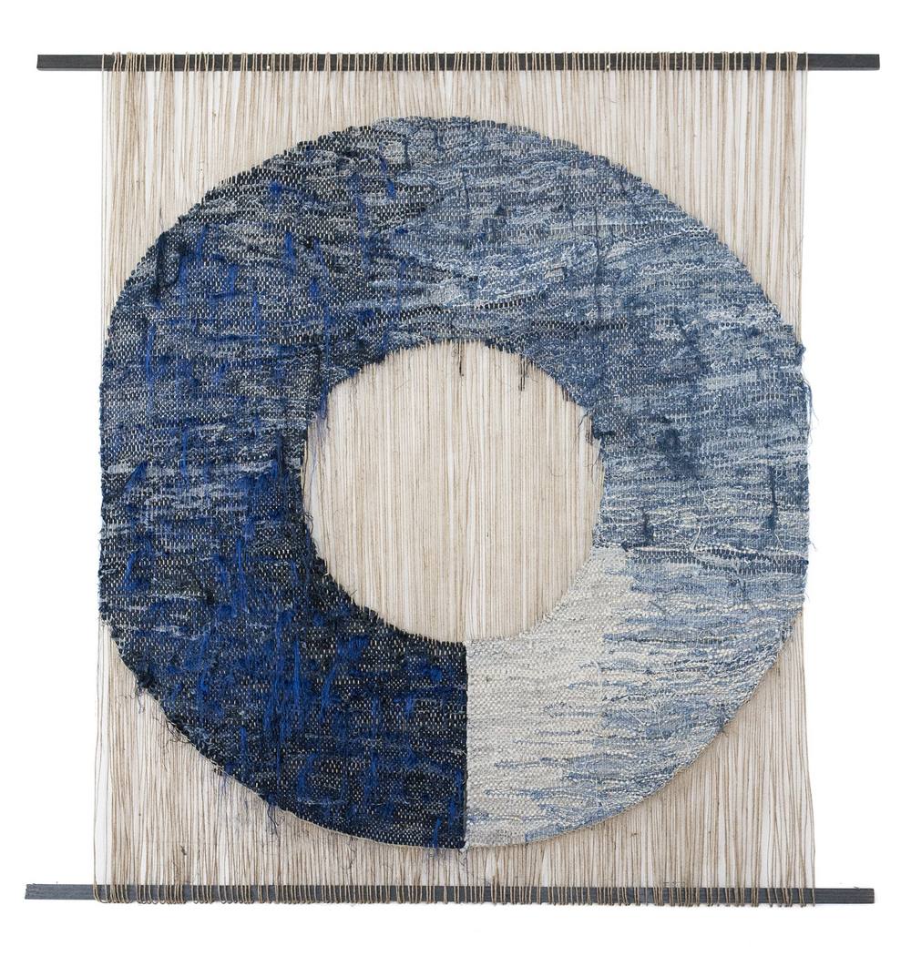 fotografia przedstawiająca pracę w tkaninie w kształcie okręgu o wielu odcieniach błękitu